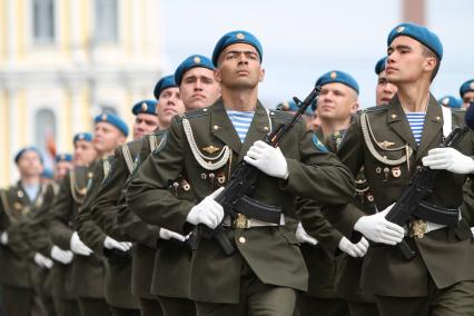 Ставрополь. Военнослужащие во время Парада Победы в честь 70-летия Победы в Великой Отечественной войне.