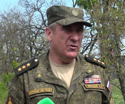 Украина. Донецкая область. с.Саханка. Представитель совместной российско-украинской группы по координации прекращения огня Александр Ленцов приехал в село вместе с представителями ОБСЕ.