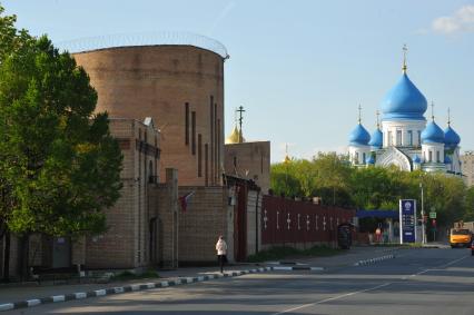 Москва, ул. Шоссейная, д. 92. Здание Федерального казенного учреждения `Следственный изолятор #6 Управления федеральной службы исполнения наказаний по г. Москве` (слева) .