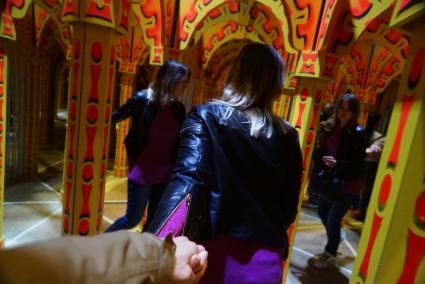 посетители в зеркальном лабиринте, в парке чудес \"Гилиллео\", во время акции \"Ночь музеев\". Екатеринбург