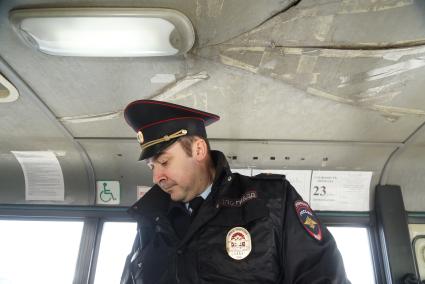 Полицейские ГИБДД проверяет техническое состояние маршрутного автобуса, во время рейда по выявлению неисправных маршруток. Екатеринбург