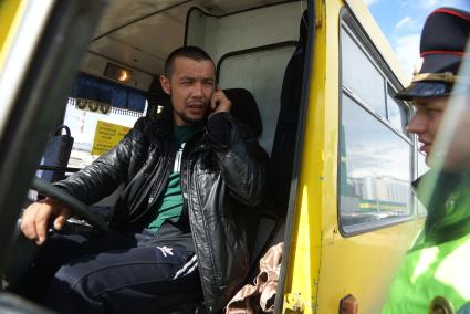 Полицейские ГИБДД проверяет техническое состояние маршрутного автобуса, во время рейда по выявлению неисправных маршруток. Екатеринбург
