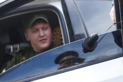 Полицейский ГИБДД с аппаратом  ИСС-1 (Измеритель светопропускания стекол), проверяет коэффициент светопропускания стекла во время рейда. Екатеринбург