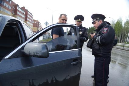 Полицейский ГИБДД с аппаратом  ИСС-1 (Измеритель светопропускания стекол), проверяет коэффициент светопропускания стекла во время рейда. Екатеринбург