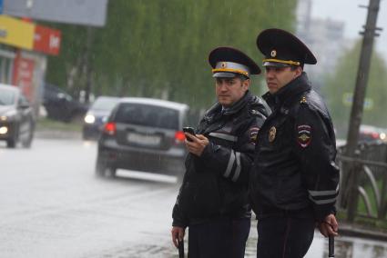 Полицейские ГИБДД у дороги во время рейда. Екатеринбург