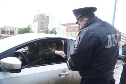 Полицейский ГИБДД с аппаратом  ИСС-1 (Измеритель светопропускания стекол), проверяет коэффициент светопропускания стекла во время рейда. Екатеринбург