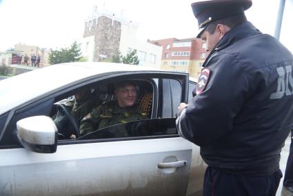 Полицейский ГИБДД с аппаратом  ИСС-1 (Измеритель светопропускания стекол), проверяет коэффициент светопропускания стекла во время рейда. Екатеринбург