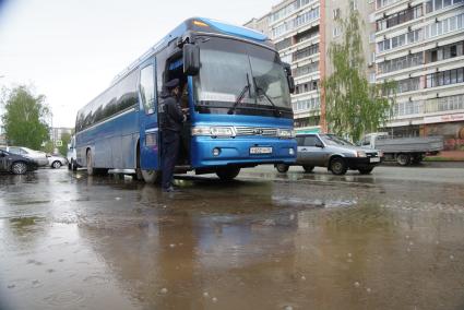 Полицейский ГИБДД проверяет документы у водителя  автобуса. Екатеринбург