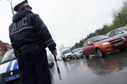 Полицейский  ГИБДД с жезлом у дороги во время рейда. Екатеринбург