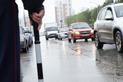 Полицейский  ГИБДД с жезлом у дороги во время рейда. Екатеринбург