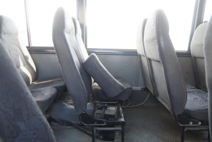 Сломаное сиденье в салоне маршрутного автобуса. Рейд ГИБДД по выявлению неисправных маршруток. Екатеринбург