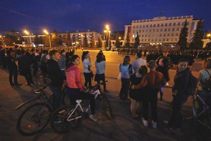 Уфа. Горожане наблюдают за генеральной репетицией Парада Победы, посвященного 70-летию Победы в Великой Отечественной войне.