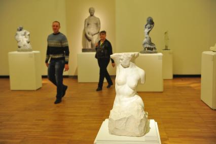 Посетители во время проведения международной акции `Ночь в музее - 2015` в Третьяковской галерее на Крымском валу в Москве.