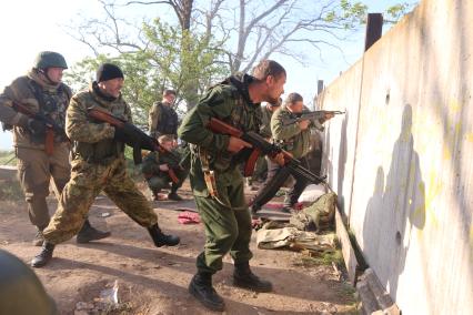 Украина. Донецкая область. с.Широкино. Ополченецы ДНР ведут обстрел позиций Украинской армии.