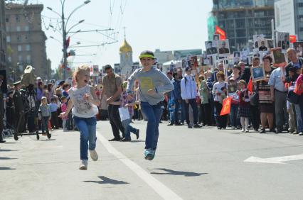 Новосибирск. Дети на на Параде Победы, посвященном 70-летию Победы в Великой Отечественной войне.