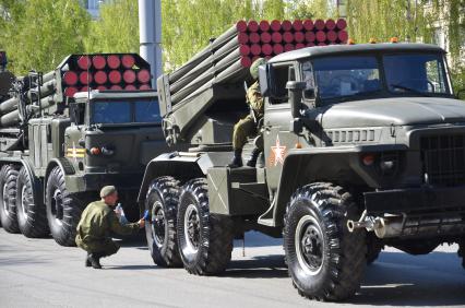 Новосибирск.  Реактивная система залпового огня БМ-21 РСЗО `Град` на Параде Победы, посвященном 70-летию Победы в Великой Отечественной войне.