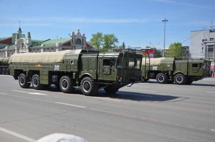 Новосибирск. Ракетный комплекс `Искандер-М` на Параде Победы, посвященном 70-летию Победы в Великой Отечественной войне.