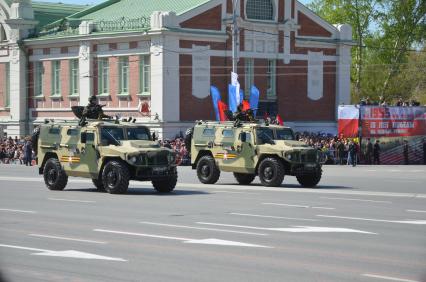 Новосибирск. Многоцелевые автомобили повышенной проходимости `Тигр` на Параде Победы, посвященном 70-летию Победы в Великой Отечественной войне.