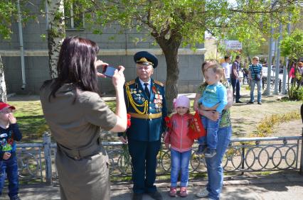 Новосибирск. Люди фотографируются с ветраном во время празднования 70-летия Победы в Великой Отечественной войне.