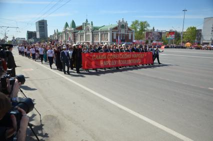 Новосибирск. Колонна демонстрантов на Параде Победы, посвященном 70-летию Победы в Великой Отечественной войне.