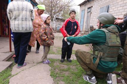 Украина. Донецкая область. с.Саханка. Корреспондент Lifenews Семен Пегов берет интервью у местных жителей Насти и Димы.