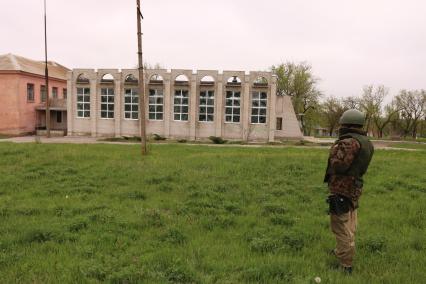 Украина. Донецкая область. с.Саханка. Здание, пострадавшее в результате артобстрела украинской армией.