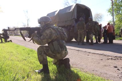 Украина. Донецкая область. с.Саханка. Ополченцы батальона `Спарта` эвакуируют местных жителей.