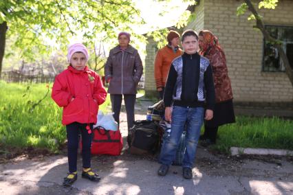 Украина. Донецкая область. с.Саханка. Местные жители - девочка Настя с братом Димой эвакуируются из села.