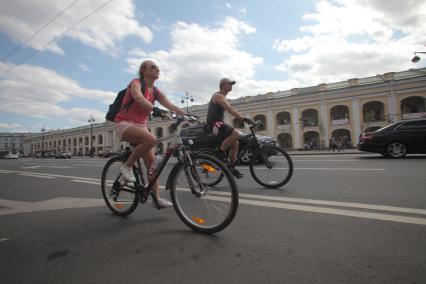 Санкт-Петербург. Велосипедисты на улицах города.