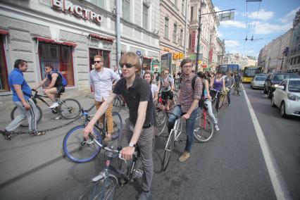 Санкт-Петербург. Велосипедисты на улицах города.