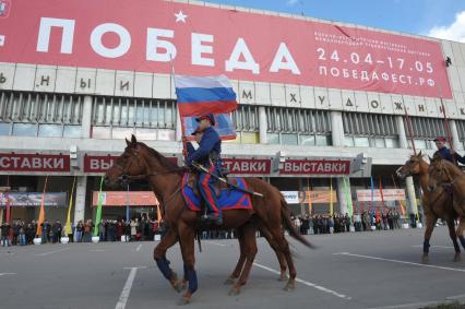 Костюмированное конное выступление взвода донских казаков во время открытия военно-исторического фестиваля `Победа` у Центрального дома художника на Крымском валу в Москве.