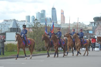 Костюмированное конное выступление взвода донских казаков во время открытия военно-исторического фестиваля `Победа` у Центрального дома художника на Крымском валу в Москве.