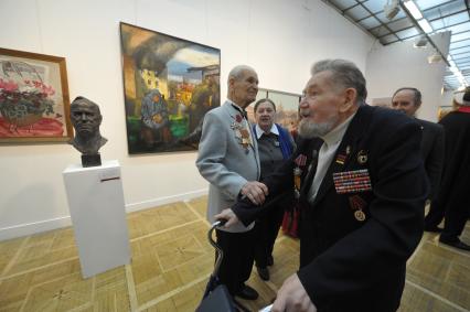 Балалаечник Михаил Рожков (в центре) на экспозиции военно-исторического фестиваля `Победа` в Центральном доме художника на Крымском валу в Москве.