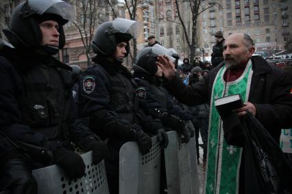 Киев. Евромайдан. Солдаты внутренних войск Украины и священник.