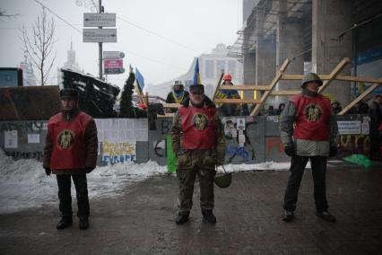 Киев. Евромайдан. Участники самообороны Майдана стоят у баррикад.