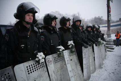 Киев. Евромайдан. Солдаты внутренних войск Украины и священник.