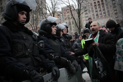 Киев. Евромайдан. Солдаты внутренних войск Украины и священник.