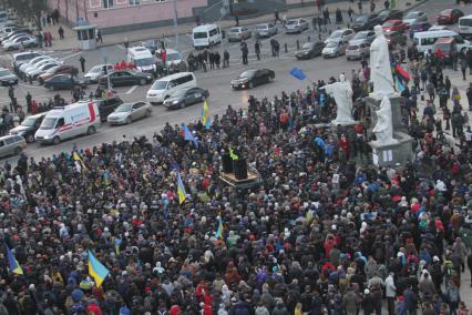 Киев. Акция сторонников Евроинтеграции Украины на Михайловской площади у памятника княгине Ольге, Апостолу Андрею, Кириллу и Мефодию.