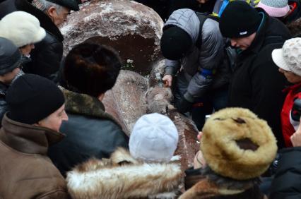 Киев. Активисты Евромайдана снесли памятник Ленину на Бессарабской площади и разбирают его на сувениры.