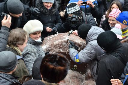 Киев. Активисты Евромайдана снесли памятник Ленину на Бессарабской площади и разбирают его на сувениры.