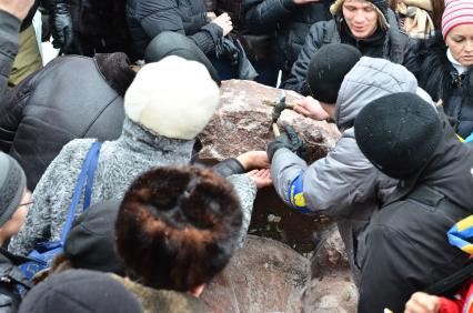 Киев. Активисты Евромайдана снесли памятник Ленину на Бессарабской площади и разбирают его на сувениры.