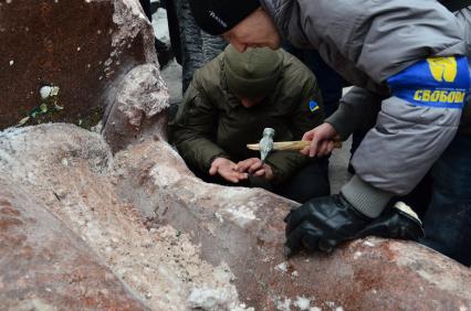 Киев. Активисты Евромайдана снесли памятник Ленину на Бессарабской площади и разбирают его на сувениры.