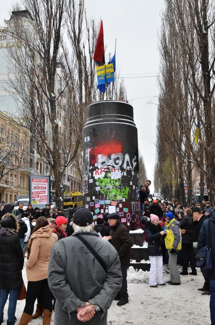 Киев. Активисты Евромайдана снесли памятник Ленину на Бессарабской площади.