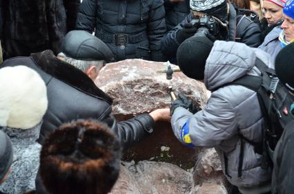 Киев. Активисты Евромайдана снесли памятник Ленину на Бессарабской площади и разбирают его на сувениры.