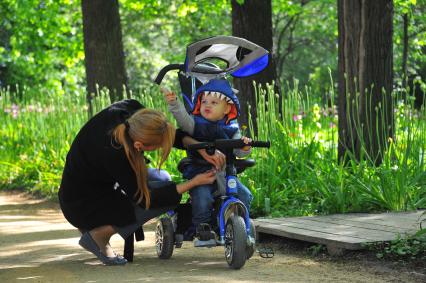 Посетители `Аптекарского огорода` Ботанического сада Московского государственного университета (МГУ) имени М.В. Ломоносова в Москве.