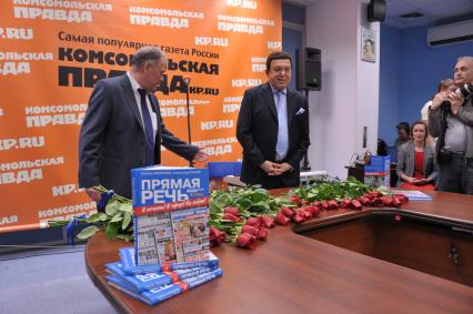 Заместитель редактора отдела международной и внутренней политики ИД КП Александр Гамов и певец, депутат Государственной Думы РФ Иосиф Кобзон во время творческой встречи друзей `Комсомолки` в редакции ИД `Комсомольская правда`.