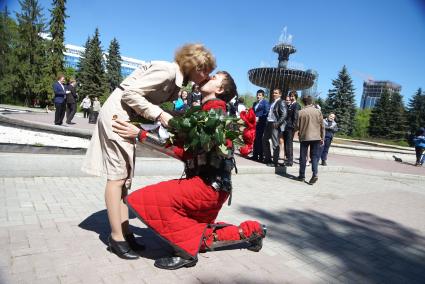 Парень в рыцарских доспехах делает предложение руки и сердца своей девушке.  Екатеринбург