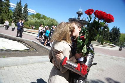 Парень в рыцарских доспехах делает предложение руки и сердца своей девушке.  Екатеринбург