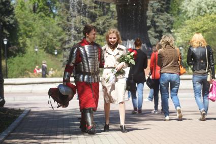 Парень в рыцарских доспехах делает предложение руки и сердца своей девушке.  Екатеринбург