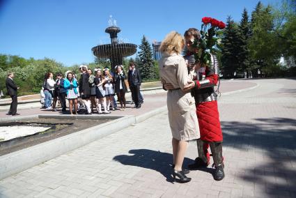 Парень в рыцарских доспехах делает предложение руки и сердца своей девушке.  Екатеринбург